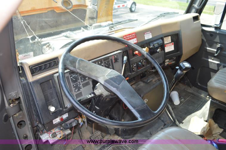 image for item BK9706 1995 International 4900 crane truck