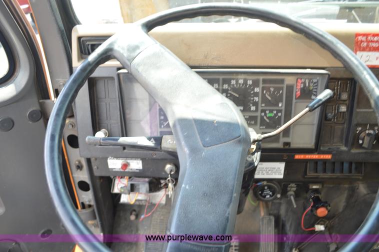 image for item BK9706 1995 International 4900 crane truck