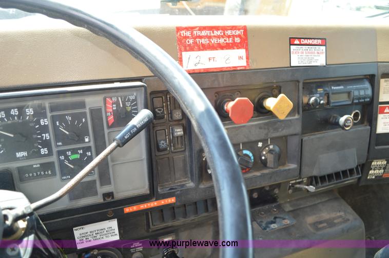 image for item BK9706 1995 International 4900 crane truck