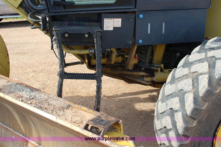 image for item F7987 2005 Komatsu GD675 motor grader