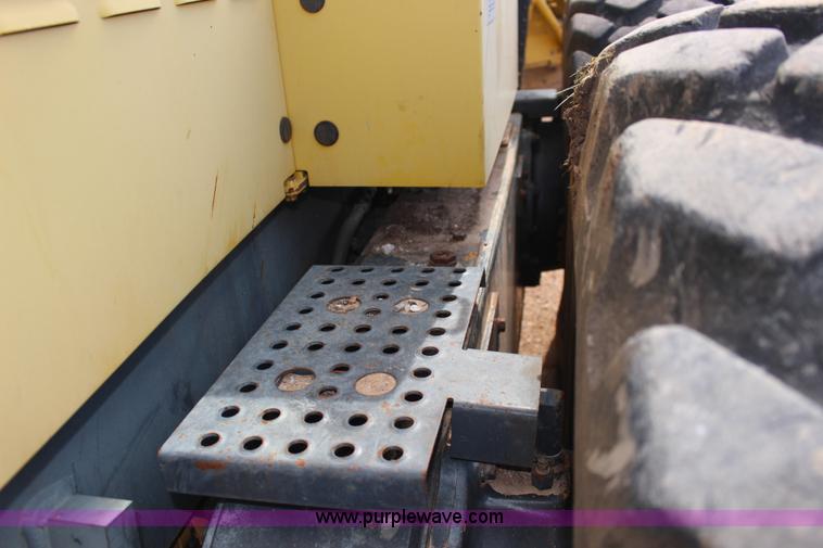 image for item F7987 2005 Komatsu GD675 motor grader