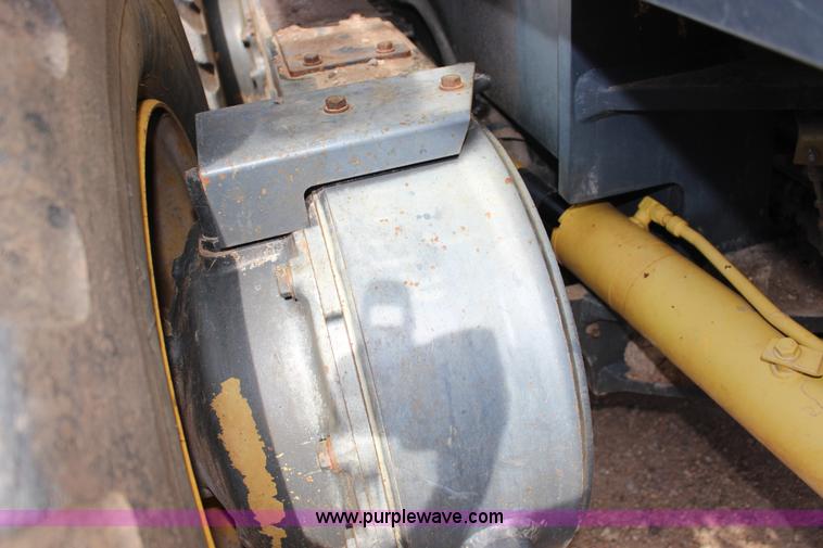 image for item F7987 2005 Komatsu GD675 motor grader