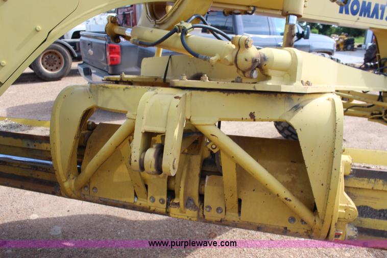 image for item F7987 2005 Komatsu GD675 motor grader