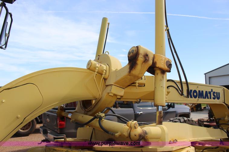 image for item F7987 2005 Komatsu GD675 motor grader