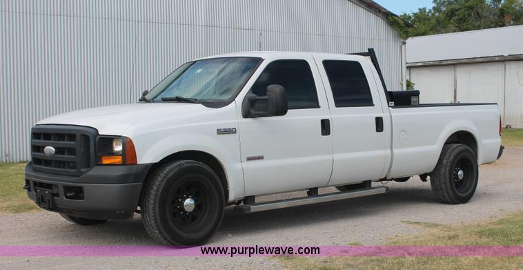 image for item H8146 2006 Ford F350 Super Duty XL Crew Cab pickup truck