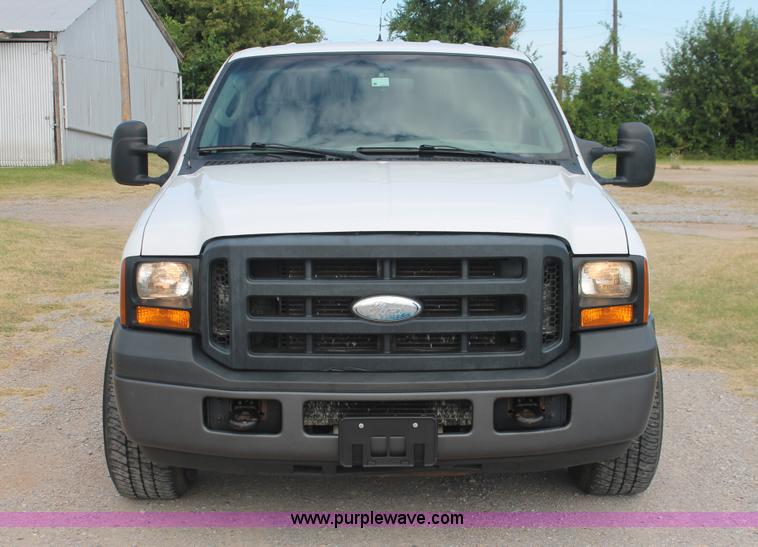 image for item H8146 2006 Ford F350 Super Duty XL Crew Cab pickup truck