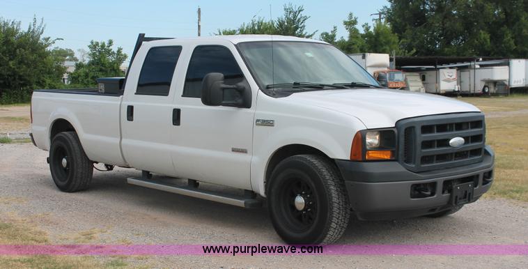 image for item H8146 2006 Ford F350 Super Duty XL Crew Cab pickup truck