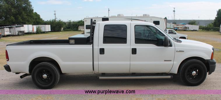 image for item H8146 2006 Ford F350 Super Duty XL Crew Cab pickup truck