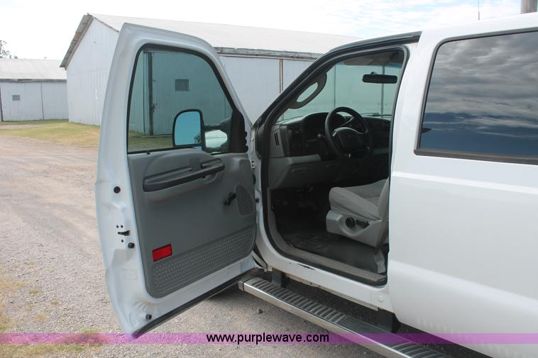 image for item H8146 2006 Ford F350 Super Duty XL Crew Cab pickup truck