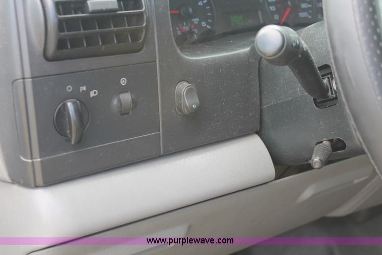 image for item H8146 2006 Ford F350 Super Duty XL Crew Cab pickup truck