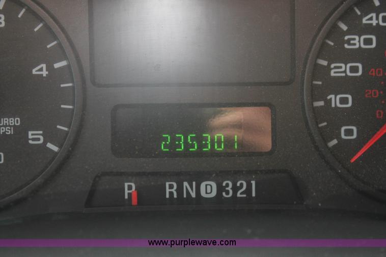 image for item H8146 2006 Ford F350 Super Duty XL Crew Cab pickup truck