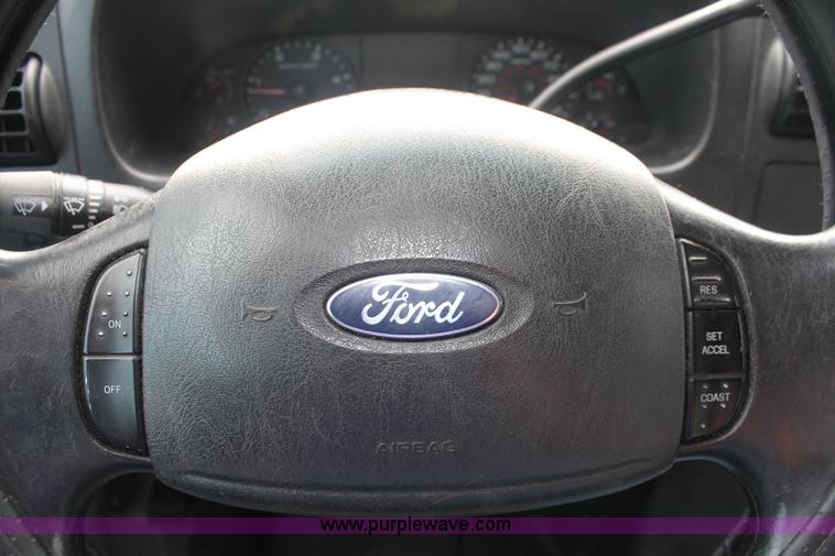 image for item H8146 2006 Ford F350 Super Duty XL Crew Cab pickup truck