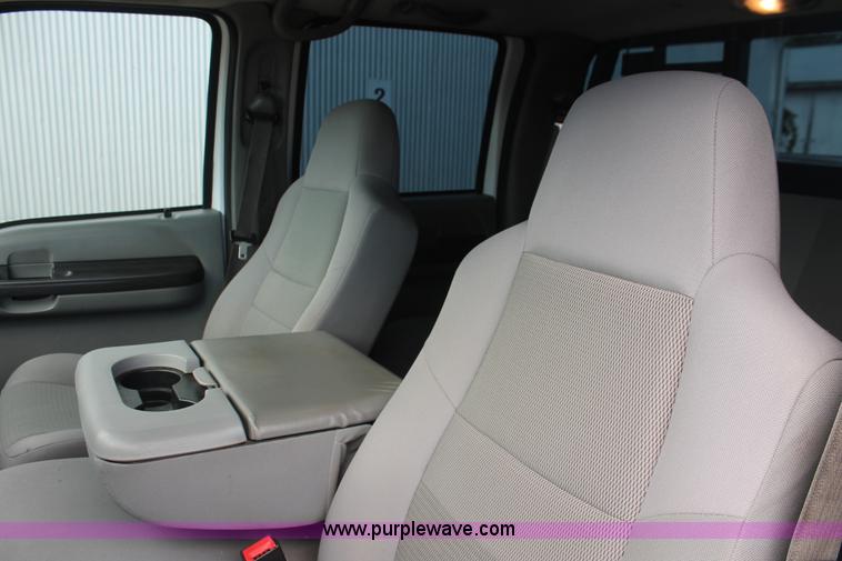 image for item H8146 2006 Ford F350 Super Duty XL Crew Cab pickup truck