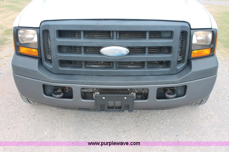 image for item H8146 2006 Ford F350 Super Duty XL Crew Cab pickup truck