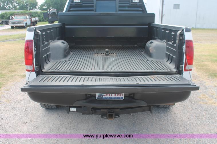 image for item H8146 2006 Ford F350 Super Duty XL Crew Cab pickup truck