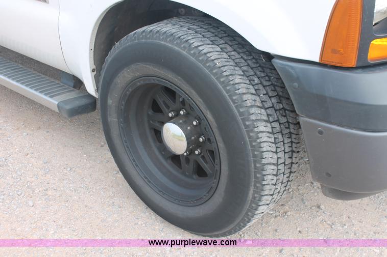 image for item H8146 2006 Ford F350 Super Duty XL Crew Cab pickup truck