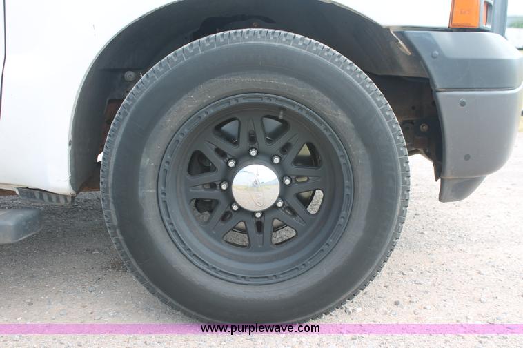 image for item H8146 2006 Ford F350 Super Duty XL Crew Cab pickup truck