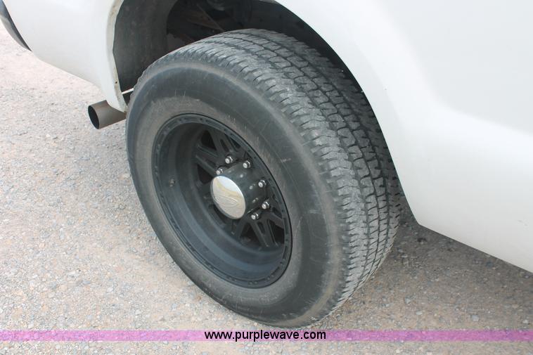 image for item H8146 2006 Ford F350 Super Duty XL Crew Cab pickup truck