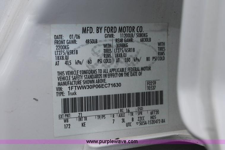 image for item H8146 2006 Ford F350 Super Duty XL Crew Cab pickup truck