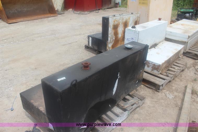 image for item I1520 (3) fuel tanks
