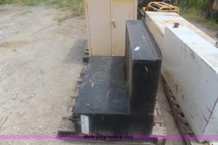 image for item I1520 (3) fuel tanks