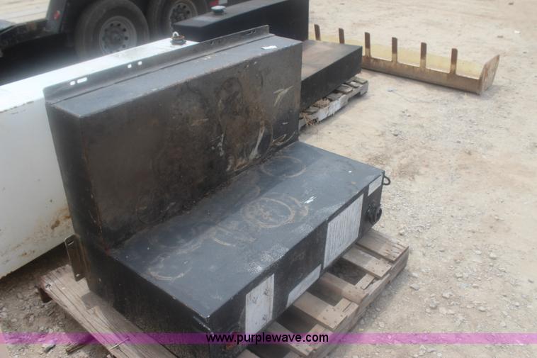 image for item I1520 (3) fuel tanks