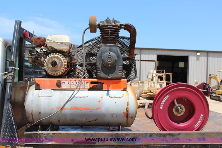 image for item I1527 1999 Ford F550 Super Duty flatbed truck