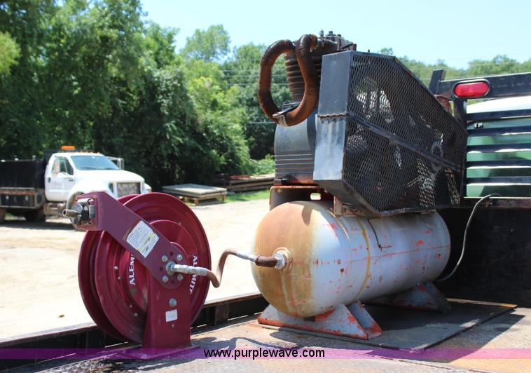 image for item I1527 1999 Ford F550 Super Duty flatbed truck