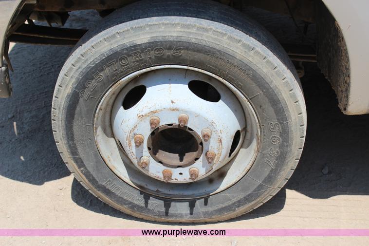 image for item I1527 1999 Ford F550 Super Duty flatbed truck