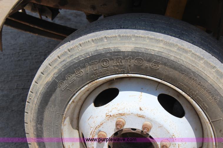 image for item I1527 1999 Ford F550 Super Duty flatbed truck