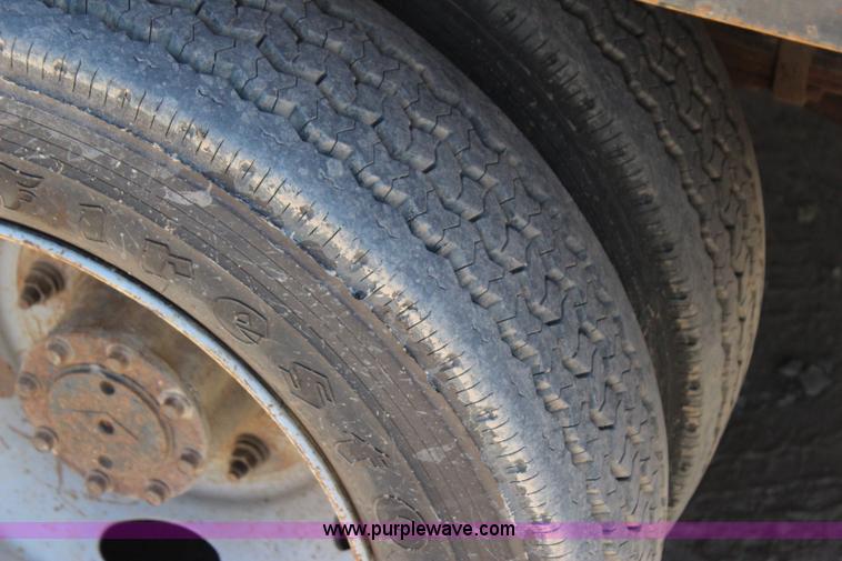 image for item I1527 1999 Ford F550 Super Duty flatbed truck