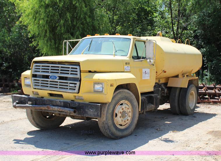 image for item I1530 1990 Ford F800 water truck