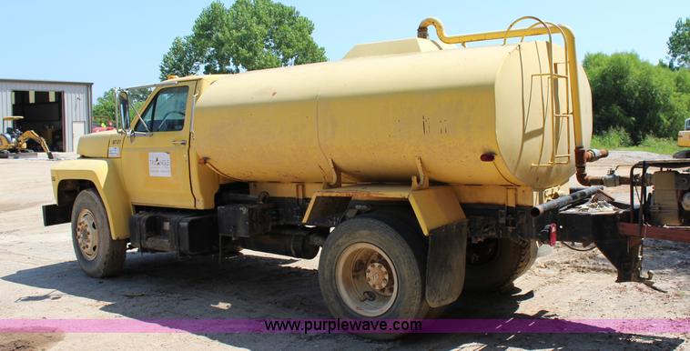 image for item I1530 1990 Ford F800 water truck