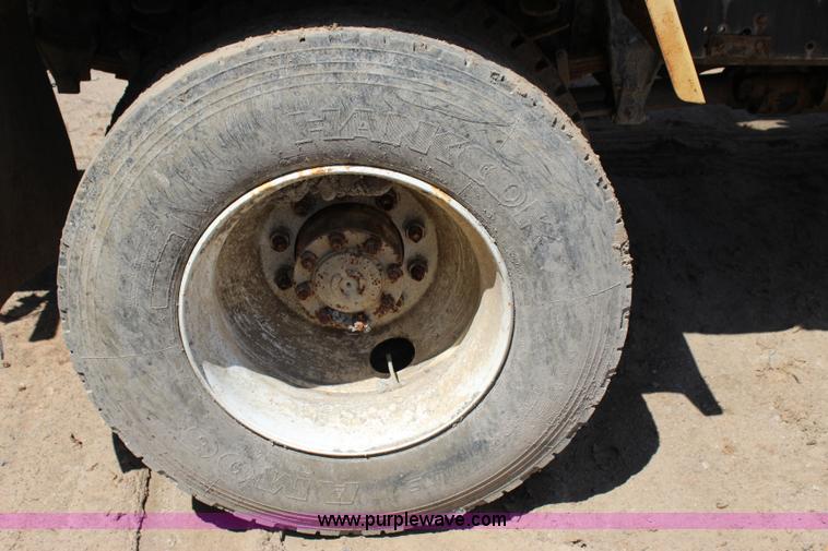 image for item I1530 1990 Ford F800 water truck