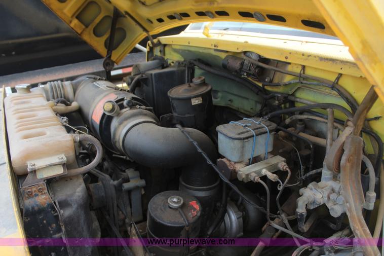 image for item I1530 1990 Ford F800 water truck