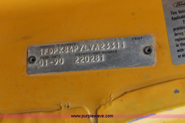 image for item I1530 1990 Ford F800 water truck