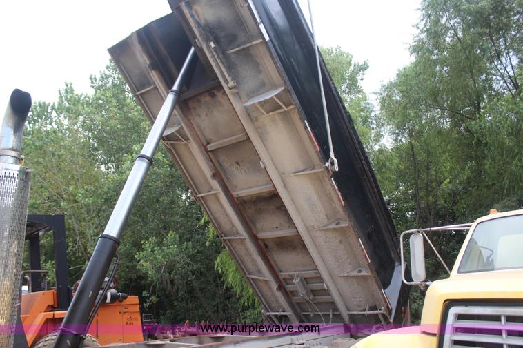 image for item I1534 1996 Peterbilt 379 dump truck