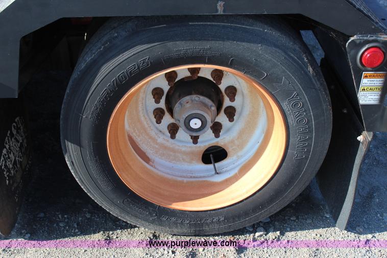 image for item I1590 2007 Etnyre Blackhawk lowboy trailer