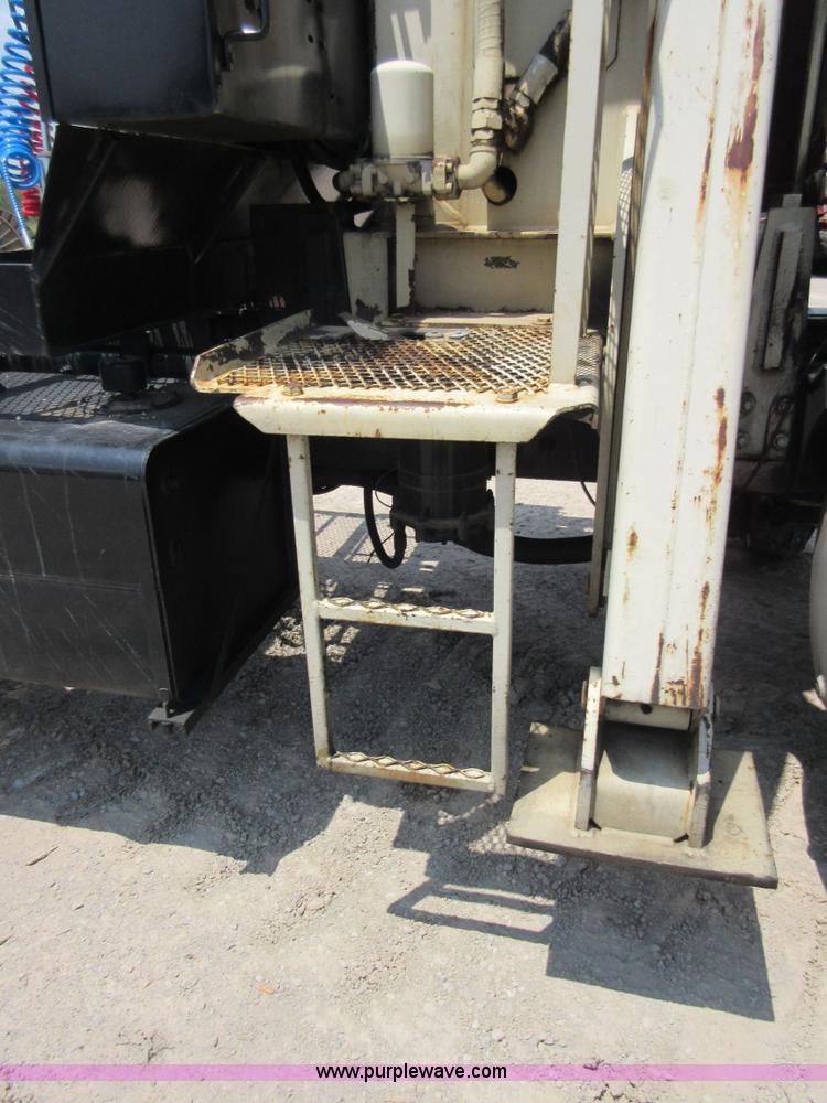 image for item I2023 1989 Mack RW713 crane truck