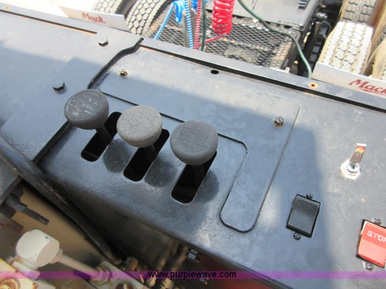 image for item I2023 1989 Mack RW713 crane truck