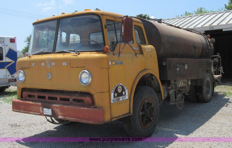 image for item I2052 1968 Ford G612 oil distributor truck