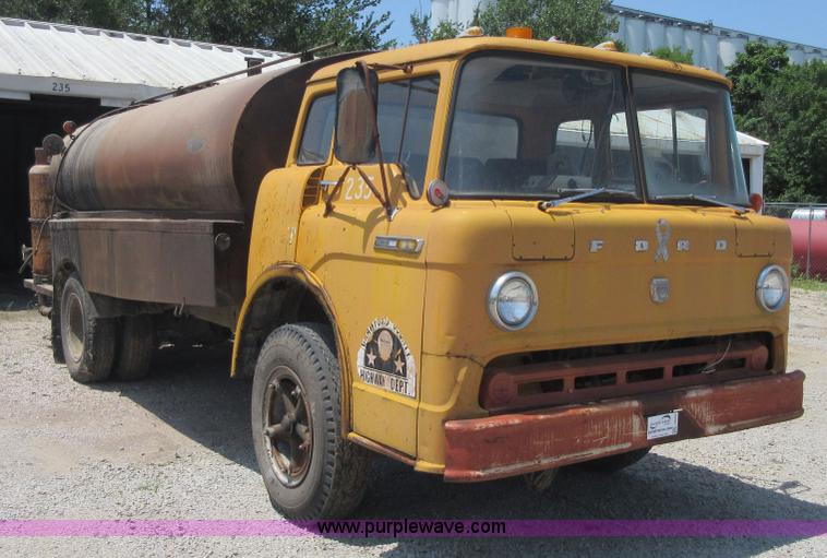 image for item I2052 1968 Ford G612 oil distributor truck