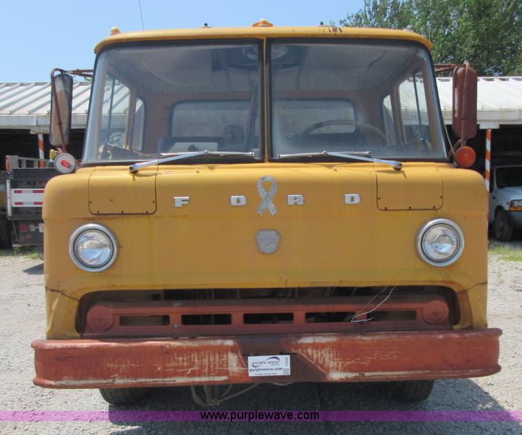 image for item I2052 1968 Ford G612 oil distributor truck