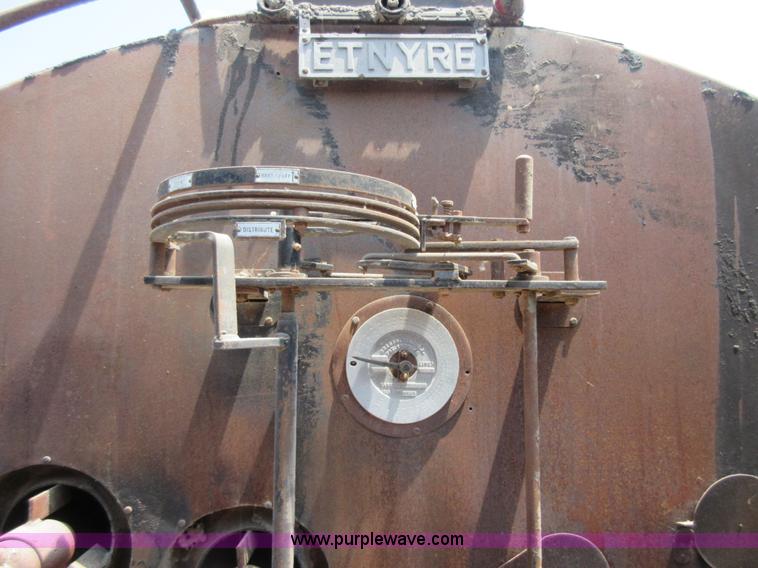 image for item I2052 1968 Ford G612 oil distributor truck