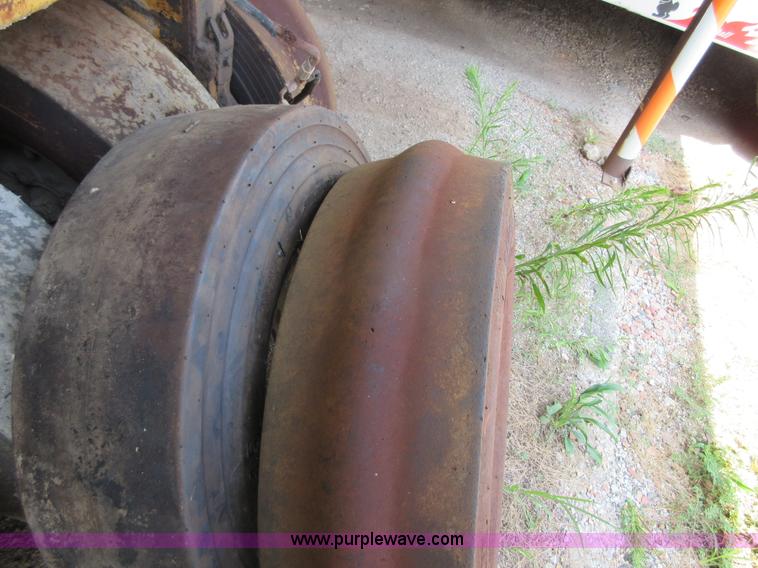 image for item I2053 1975 Ferguson SP912 pneumatic roller