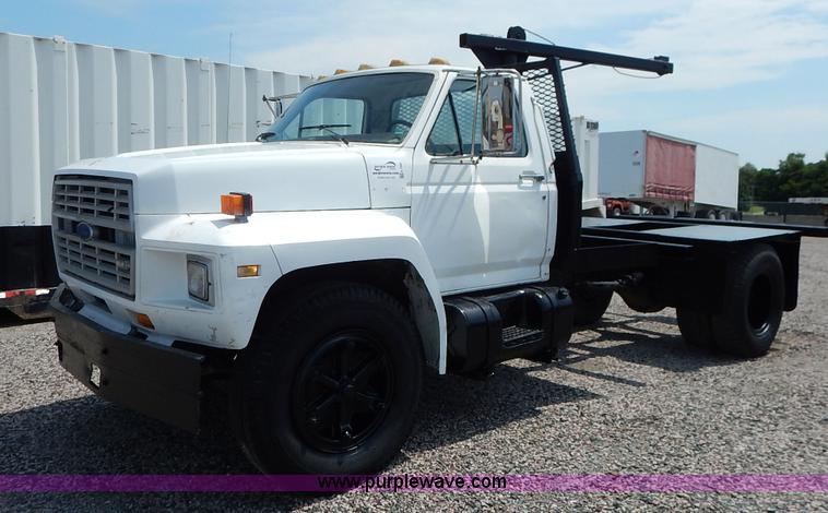 image for item K1556 1985 Ford F700 winch truck