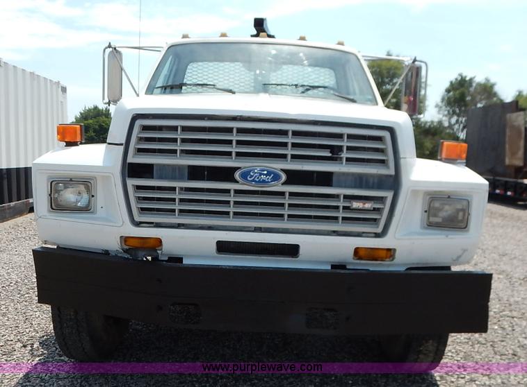 image for item K1556 1985 Ford F700 winch truck
