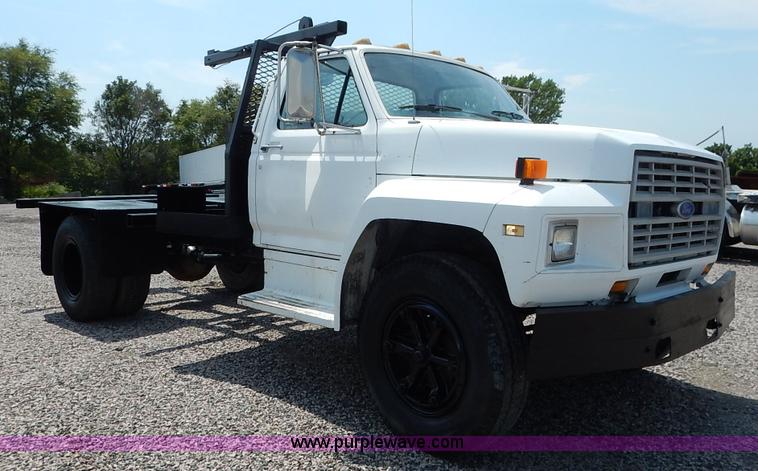 image for item K1556 1985 Ford F700 winch truck