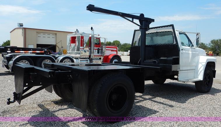 image for item K1556 1985 Ford F700 winch truck
