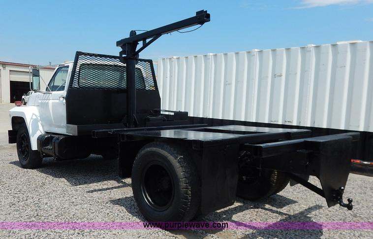 image for item K1556 1985 Ford F700 winch truck